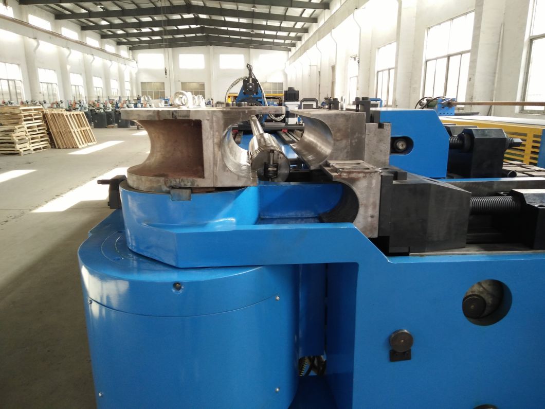 Com m&aacute;quina dobradora de tubos CNC mandril (GM-SB-120CNC)